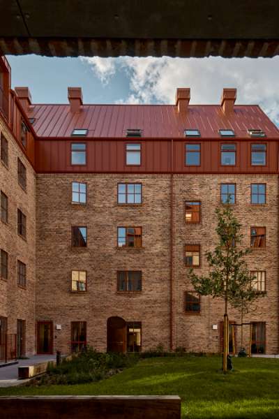 Das Klassische bekommt eine moderne Note in Kopenhagens Blöcken, die mit Stahlprofilen verkleidet wurden, Køhlers Have, Borgmester Christiansens Gade 17, 2450 København SV